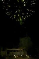 fogos de artifício no céu noturno foto