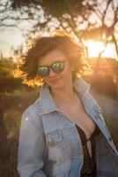 lindo menina posando em a de praia. ouro costa, Austrália, Queensland foto