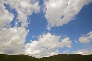 verde campo e grande nuvens - panorama foto