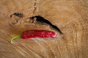 vermelho Pimenta Pimenta em uma de madeira fundo foto