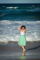 lindo menina posando em a de praia. ouro costa, Austrália, Queensland foto