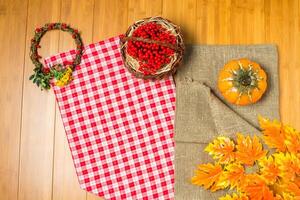 amarelo e vermelho flores em a mesa. foto