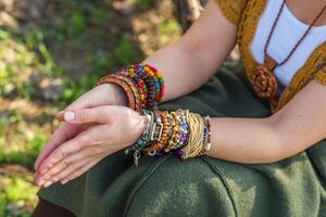 moda tiro do uma lindo boho estilo menina em natureza fundo. boho, hippie. foto