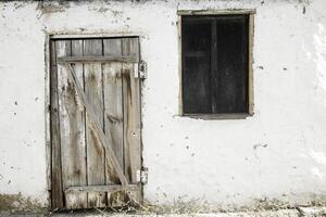 velho galpão com a de madeira porta foto