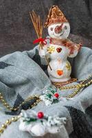 feliz boneco de neve em uma colori fundo foto