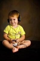 pequeno menina escuta para a música foto