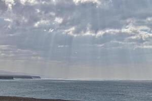 panorama do a canário ilha fueratentra em a pedras e a oceano e a céu com nuvens dentro janeiro foto