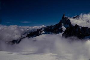 a montanha alcance do mont blanc coberto com neve às punta Hellbronner dentro cortesão dentro a aosta vale dentro Julho 2023 foto