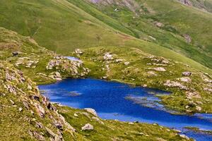 sereno beleza montanha panorama com pequeno azul lago dentro santo Sorlin d’arves, savoie foto