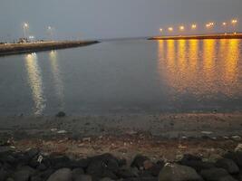 lindo manhã Visão do al qunfudhah praia, saudita arábia. a luzes em a de praia estão criando uma lindo cena dentro a manhã. foto