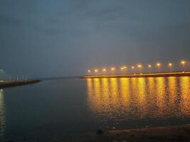 lindo manhã Visão do al qunfudhah praia, saudita arábia. a luzes em a de praia estão criando uma lindo cena dentro a manhã. foto