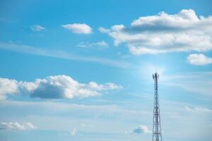 antena telecomunicações e comunicação em céu e grande nuvens plano de fundo, lindo gradiente céu e nuvens com nascer do sol, conceito do comunicação e dados transmissão, futuro 5g sem fio. foto