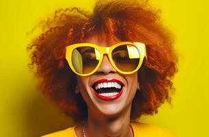 divertido alegre africano americano menina risos durante divertido conversação sorrisos amplamente mostra branco dentes desgasta transparente óculos e amarelo t camisa sorrisos cheio de dentes tem encorajar, generativo ai foto
