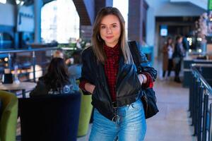 jovem adulto caucasiano mulher mochila rua moderno estilo. verão período de férias conceito. beleza moda. jovem pessoas conceito. viagem mochila conceito. pessoas caminhada. feliz fêmea. foto