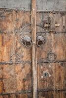 tradicional Entrada porta do uma casa dentro gafsa, Tunísia foto