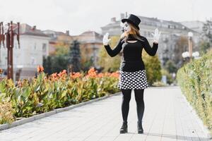 a menina com Maquiagem do a mímica. improvisação. mímica mostra diferente emoções foto