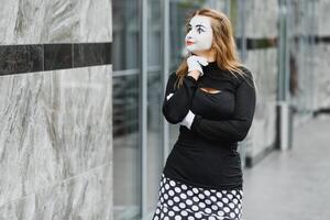 a menina com Maquiagem do a mímica. improvisação. foto