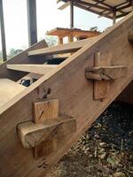 feito à mão de madeira Escadaria é passo.use a método do de madeira cunha. foto