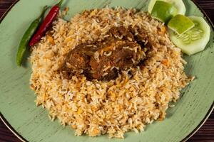 picante carne pulao, polão, Biryani, mandi, kacchi com ovo e salada servido dentro prato isolado em mesa topo Visão do indiano Comida foto