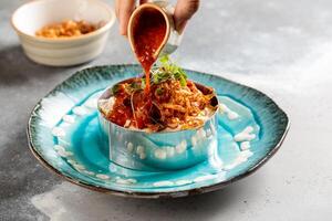 kushari servido dentro prato isolado em mesa topo Visão do árabe café da manhã foto