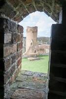 Czersk, Polônia - marcha 24, 2024 - Visão às torre através a janela - masoviano duques castelo foto