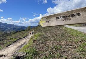 estrada placa para markina-xemein em a camino del norte dentro norte Espanha foto