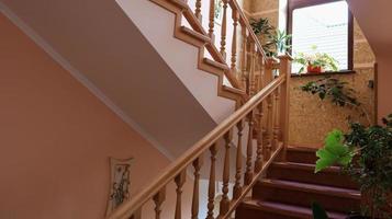 luxuosa escada de madeira para o quarto e o segundo andar em uma casa de campo ou villa. foto