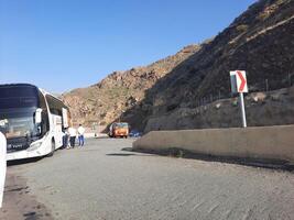 al bahá, saudita Arábia, 12 abril 2024 - lindo dia Visão do rei fahd estrada dentro Sarawat montanhas perto al baha, saudita arábia. foto