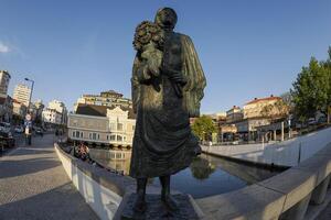 escultura em a Principal ponte do Aveiro pictoresco Vila rua visualizar, a Veneza do Portugal foto