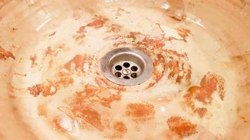 vintage bela torneira e misturador dourado em uma pia redonda de mármore no banheiro. interior de um banheiro caro com pia de mármore foto