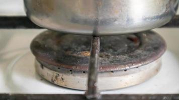 Fogão a gás sujo na cozinha para cozinhar com manchas de óleo vegetal e restos de comida queimada na superfície, close-up. foco seletivo. Fogão a gás coberto de graxa na cozinha.