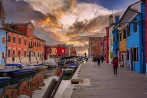 vibrante lado do canal edifícios dentro burano, Itália - colorida e pitoresco Veneza arquitetura foto