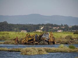 abandonado enferrujado escavadora dentro Aveiro lagoa ria de Aveiro localizado em a atlântico costa do Portugal foto