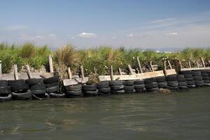 pneu para proteger paredes dentro Aveiro lagoa ria de Aveiro localizado em a atlântico costa do Portugal foto