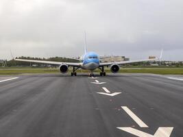 avião em levar fora pista pista de pouso dentro scipol aeroporto foto