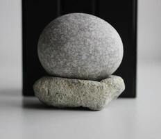 zen tranquilidade ideia. perfeito suave pedra em Preto e branco fundo foto