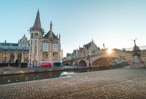 Gent passeio chamado a Graslei e a encantador histórico casas às nascer do sol. a Centro do a Belga cidade. flandres foto