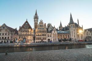 Gent passeio chamado a Graslei e a encantador histórico casas às nascer do sol. a Centro do a Belga cidade. flandres foto