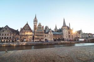 Gent beira-mar chamado a Graslei e a encantador histórico casas às nascer do sol. a Centro do a Belga cidade. flandres foto