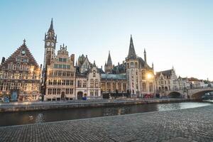 Gent passeio chamado a Graslei e a encantador histórico casas às nascer do sol. a Centro do a Belga cidade. flandres foto