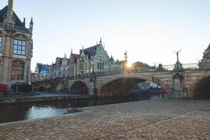 Gent beira-mar chamado a Graslei e a encantador histórico casas às nascer do sol. a Centro do a Belga cidade. flandres foto