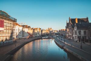 Gent beira-mar chamado a Graslei e a encantador histórico casas às nascer do sol. a Centro do a Belga cidade. flandres foto