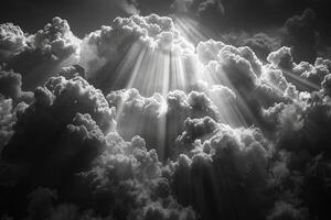 raios solares através pesado chuva nuvens foto