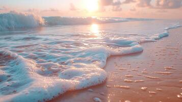 □ Gentil ondas lapidação às uma arenoso de praia debaixo uma pastel pôr do sol foto