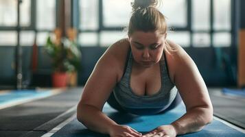 gordo mulher fazendo prancha exercício dentro a Academia foto