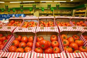 vermelho tomate dentro supermercado foto