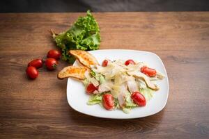 saudável César salada com frango, queijo e croutons. topo Visão foto