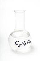 uma frasco com água e a inscrição c2h5oh foto