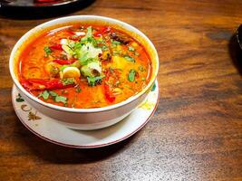 carne tongseng comida, a indonésio prato fez a partir de fervido carne dentro uma tipo curry molho ou sopa com legumes foto