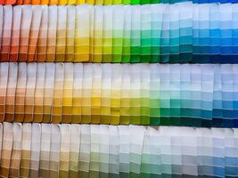 papel cor paletas em uma estante dentro uma parede pintura fornecem loja, guia do pintura amostras Catálogo foto